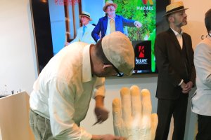 Un marmolista talla una pieza.