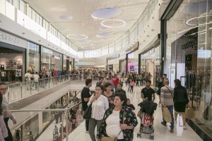 El Centro Comercial Torrecárdenas tiene una galería interior y un parque exterior.