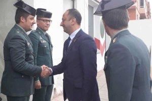El delegado del Gobierno en Andalucía saluda a los agentes del cuartel de Vícar.