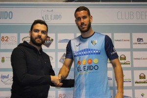Javi Fernández presentando al nuevo jugador celeste.