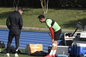 Narváez con molestias en la rodilla izquierda.