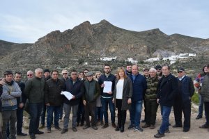 Imagen de la concentración de este martes contra la línea de alta tensión