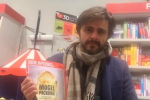 Juan Moreno, ayer en Berlin, con un ejemplar del semanario para el que trabaja.