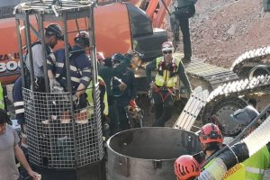 Los mineros descienden por el túnel de 60 metros para rescatar a Julen.