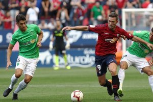 Una jugada del partido de la primera vuelta.