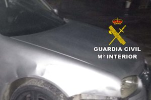 Estado del vehículo del detenido tras embestir al coche de la Guardia Civil.