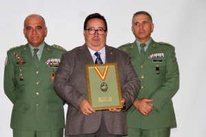 José Juan Rubí con la distinción entregada al Ayuntamiento.