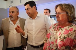Representantes de afectados con Juan Manuel Moreno antes de las elecciones.