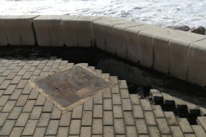 Hundimiento del firme en un tramo del paseo marítimo de Balerma.