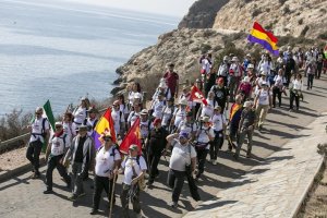 Senderistas siguen los pasos de los desplazados en 1937.