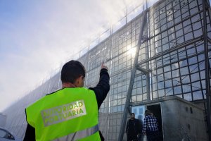 Nueva barrera atrapapolvo instalada en el Muelle de Poniente
