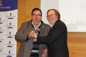 Rubí recoge la distinción que le entrega Julio Perea.