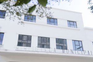 Fachada principal de la nueva biblioteca municipal.