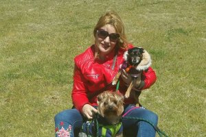 Foto de Loli Alférez Martín junto a sus dos ángeles de cuatro patas. Foto: Ricardo Alba