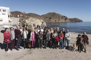 Foto de familia de los participantes en el homenaje a Pilar Quirosa.
