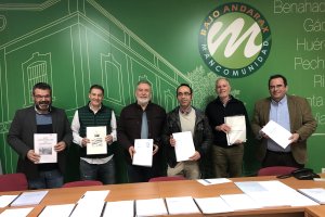 El jurado con las obras presentadas en esta segunda edición del certamen.