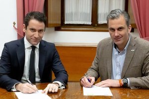 PP y Vox firman su acuerdo para que la derecha gobierne en Andalucía.