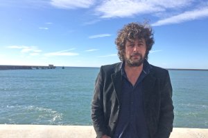 David del Pino en el Paseo Marítimo de Almería, después de la entrevista.