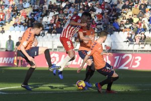 Juan Carlos Real salta en una jugada del partido ante Osasuna.