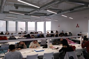 Sala de estudio llena de usuarios en su primer día