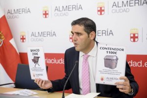 Juanjo Alonso, concejal de Servicios Municipales en la presentación de una campaña de concienciación.