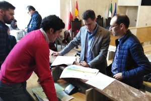 Miguel Ángel Castellón durante la firma del acta
