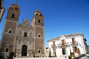 La Iglesia de Nuestra Señora de la Encarnación, junto al Ayuntamiento.