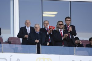 Alfonso García contemplado su obra deportiva desde el palco.