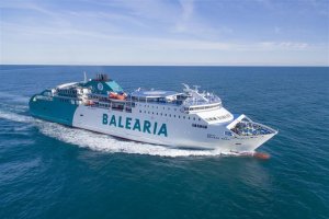 Uno de los buques de Baleària.