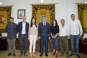Felipe Cayuela, con los concejales de Gicar y PP, el día de su toma de posesión como alcalde.