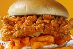 Así es la nueva hamburguesa de Cheetos. / KFC