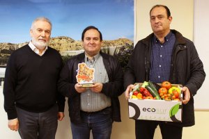 El presidente de la Mancomunidad junto a representantes de Ecosur.