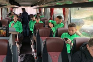La expedición del Almería poco antes de iniciar el viaje a Málaga.