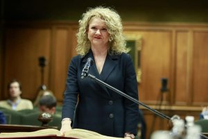 Maria Ángeles Morales, jurando su cargo de diputada provincial.