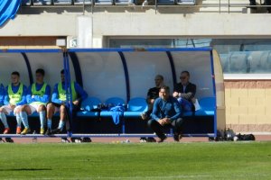 El técnico celeste dirigiendo a los suyos desde el banquillo de Santo Domingo.