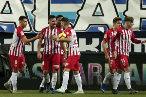 Los futbolistas celebran con rabia el gol de Luis Rioja.