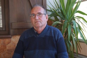 Imagen de Joaquín Amills padre tras la charla mantenida con él. Foto Ricardo Alba