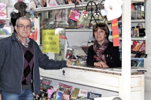 Carmen Gracia Puertas, nieta del fundador del kiosco, con su marido y compañero de trabajo José González.