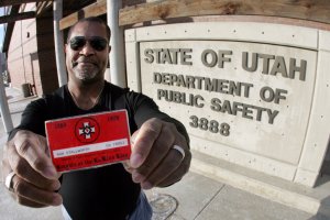 Ronell Eugene Stallworth muestra su  carné del Ku Klux Klan.