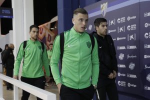 Demirovic es un peligro suelto por el área rival.