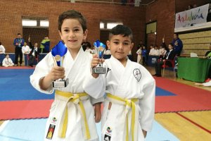 Dos alumnos de EDM muestran los trofeos de una competición.