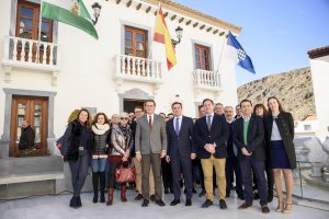 Autoridades ante la nueva unidad de asistencia a municipios del Almanzora.