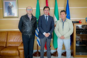 El alcalde y el concejal de Agricultura con el presidente de FERAL