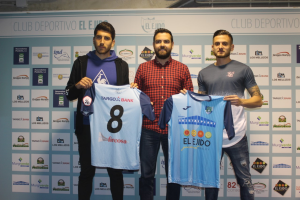 javi Fernández presentando a sus dos nuevos jugadores.