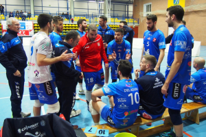 Los jugadores del Mintonette atendiendo las indicaciones de Juanichi.