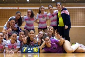 Las almeriense celebrando la victoria en la pista.