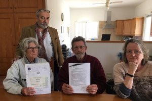 El matrimonio inglés junto al abogado y la presidenta de Abusos Urbanísticos Almanzora-No (AUAN).