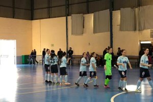 Las jugadoras se saludan en el centro de la pista.