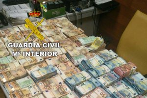 Imagen del dinero intervenido en la operación de la Guardia Civil.