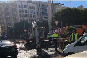 Tubería rota en la Rambla.